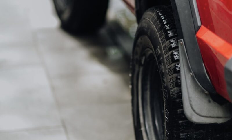 車のタイヤ画像